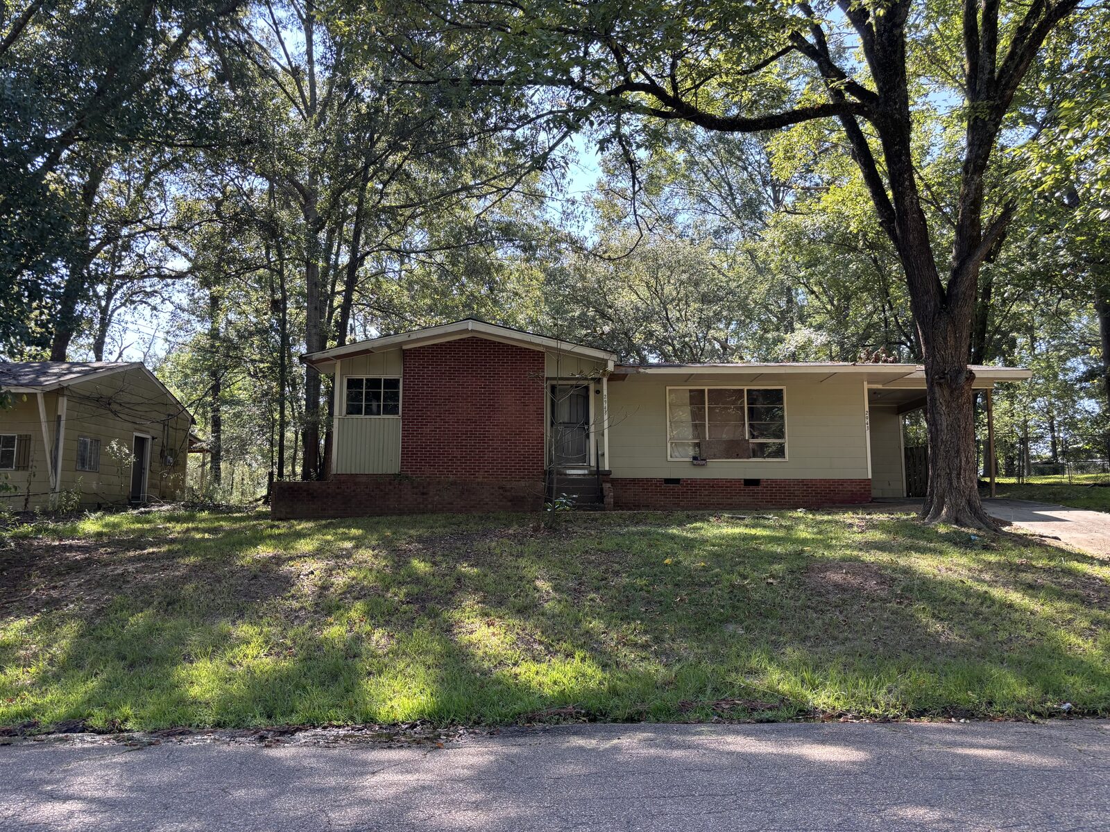 Front exterior of 2943 Woodside Dr from the street, on-site