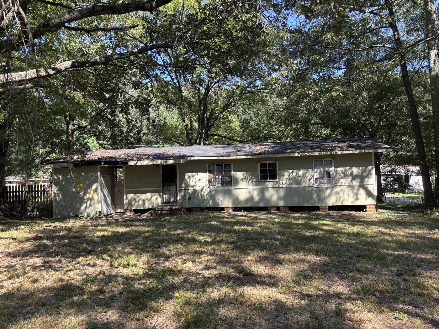 Rear elevation and yard of 2943 Woodside Dr