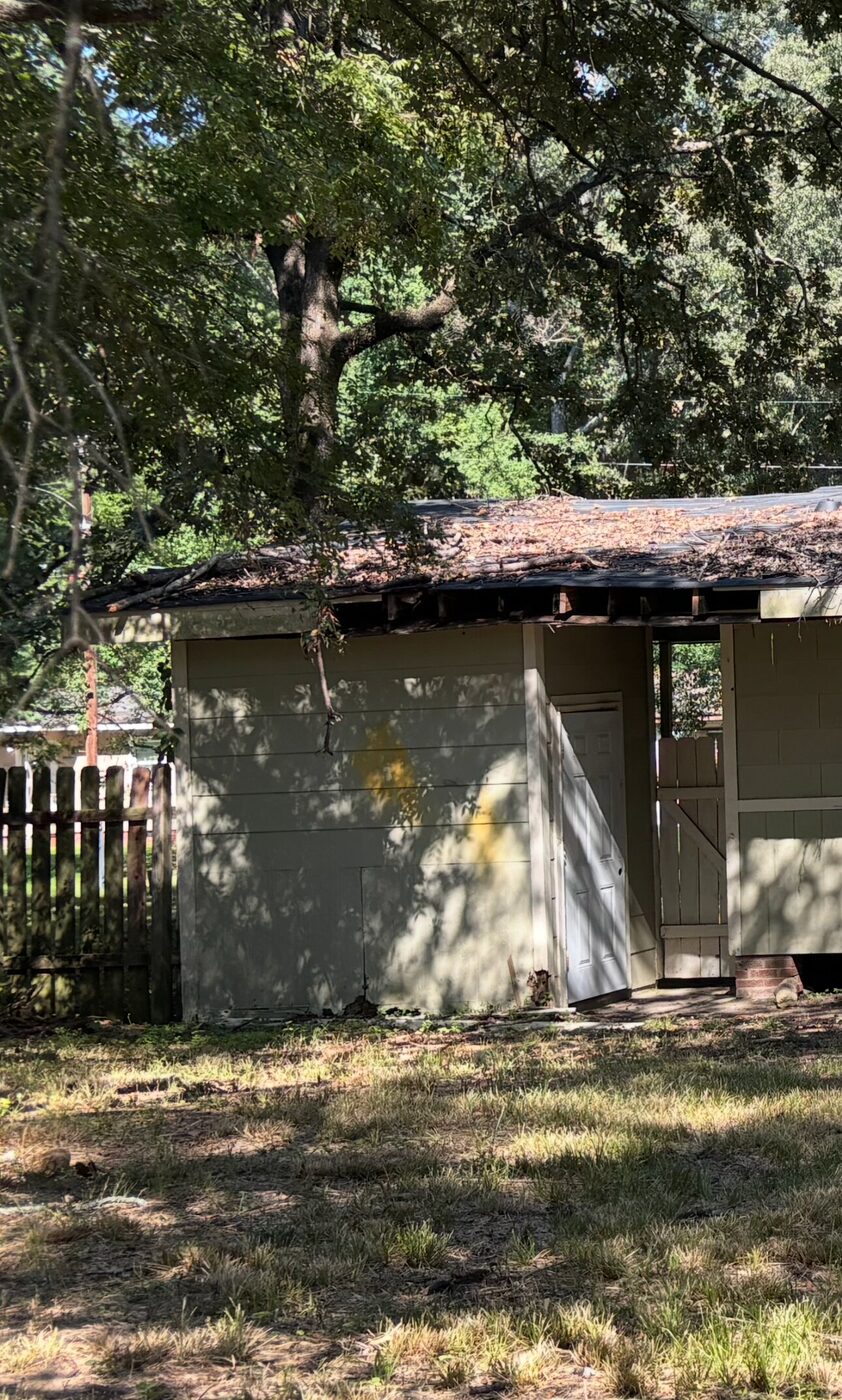 Rear side angle with open entry